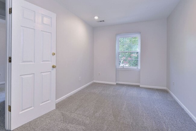 Building Photo - Spacious End-Unit Townhome