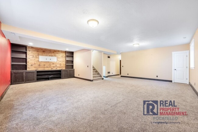 Building Photo - Beautiful - Elegant - 5 Bedrooms - 3 Car -...