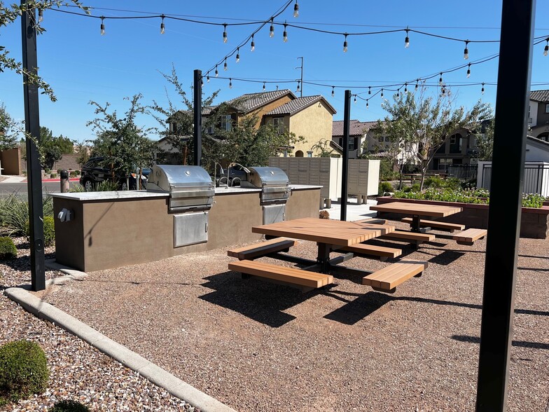 Building Photo - 1255 N Arizona Ave