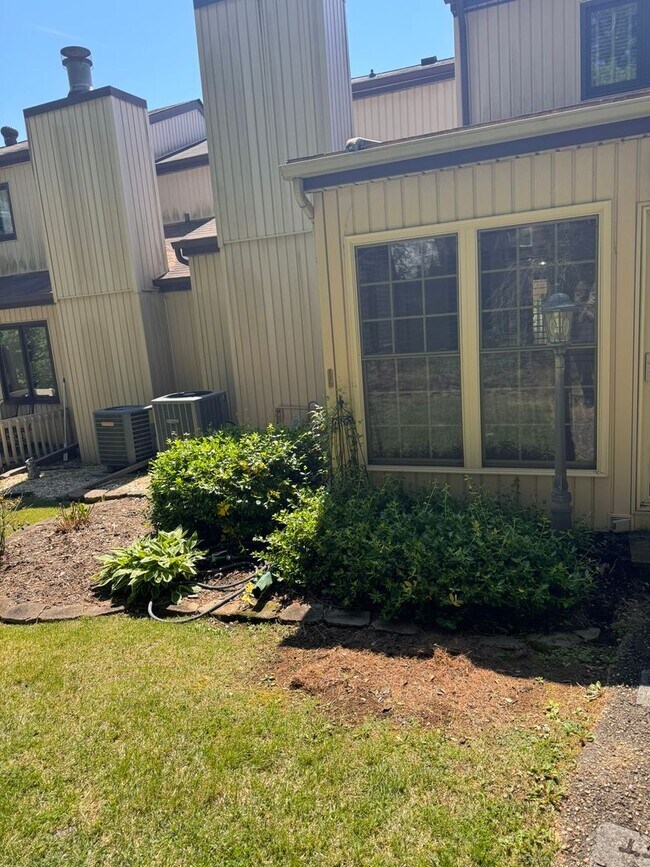 Building Photo - 1175 Pebble Dr