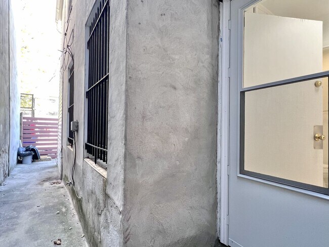 Building Photo - Beautiful 1 BR w/ in unit WASHER / DRYER and private basement! *Available Now*