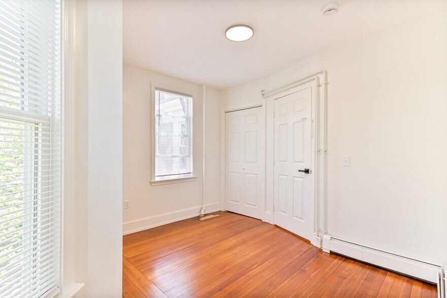 Building Photo - 169 Waterman St