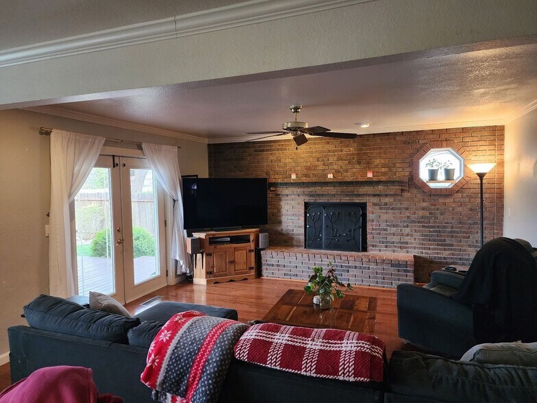 Building Photo - 848 Granada Ln