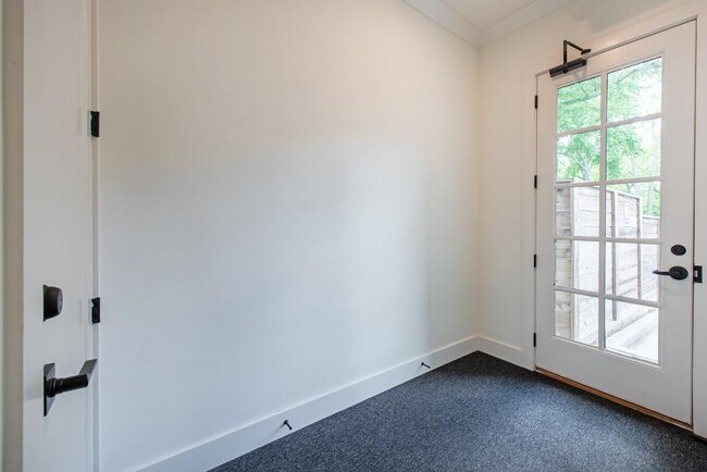 Building Photo - 417 E College Ave