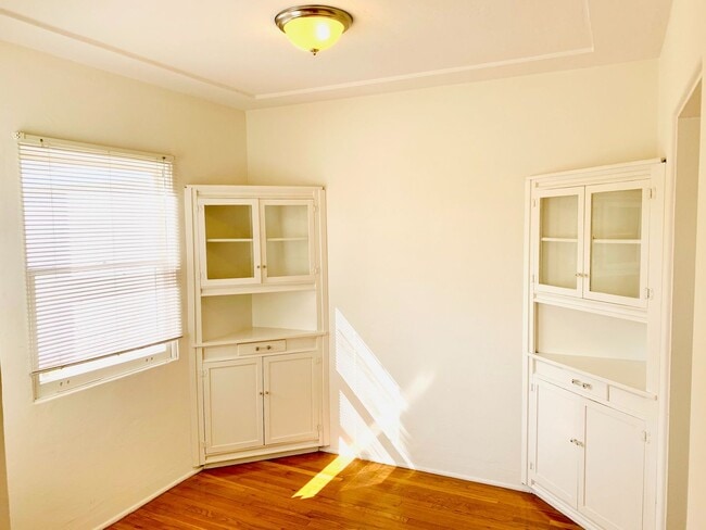 Building Photo - BEAUTIFUL 2BD/1BA CONDO IN CROWN POINT! W/ GARAGE & LAUNDRY! $3,595/mo