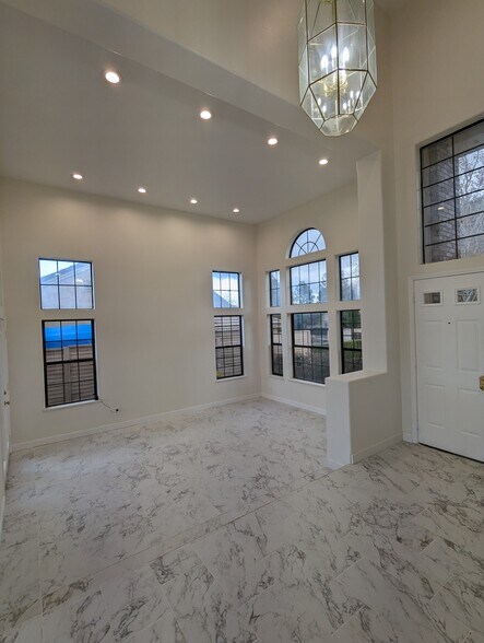 Building Photo - 42057 Parkmont Dr