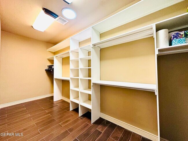 Building Photo - 6268 Wildwood Ct