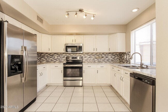 Building Photo - 12846 W Roanoke Ave