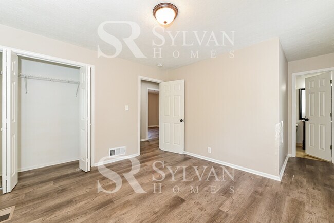 Building Photo - Feel comfortable in this lovely home