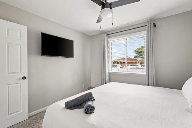 Building Photo - 4102 W Virginia Ave