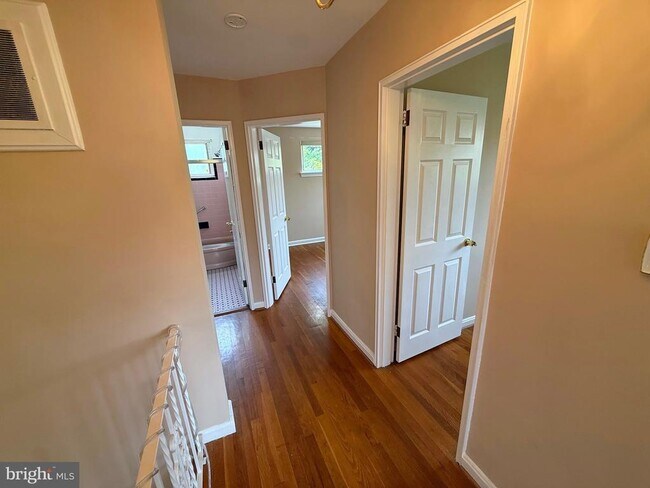 Building Photo - 7104 Adelphi Rd