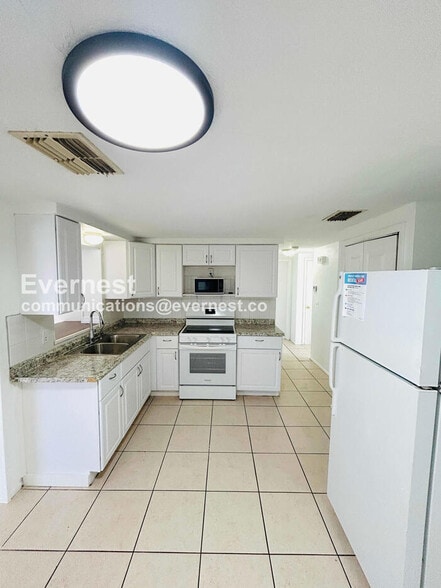 Building Photo - 3749 Beechwood Dr