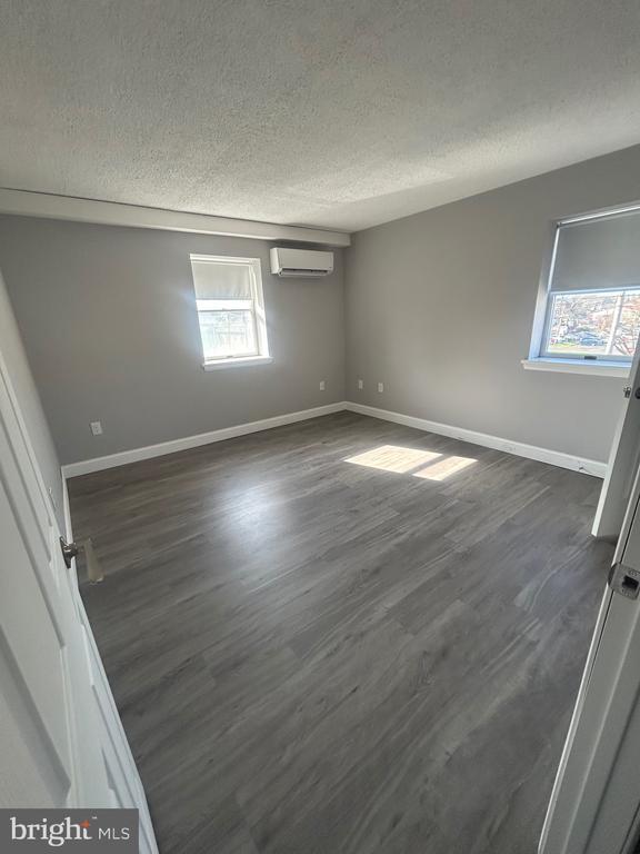 Building Photo - 400 Main St