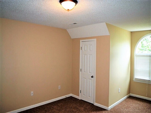 Building Photo - 2 Bethel Oaks Ct
