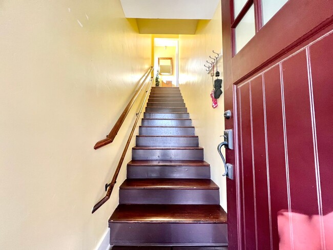 Building Photo - Charming 2 bed 1 bathroom unit in Pacific ...