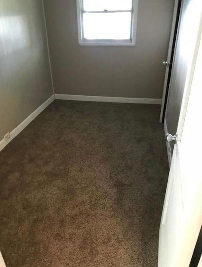 Building Photo - HOUSE...3 Bed 1 Bath