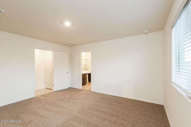 Building Photo - 9068 S 253rd Dr