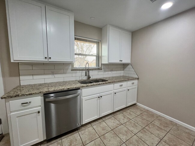 Building Photo - Charming 3 Bedroom Home in Mustang School ...