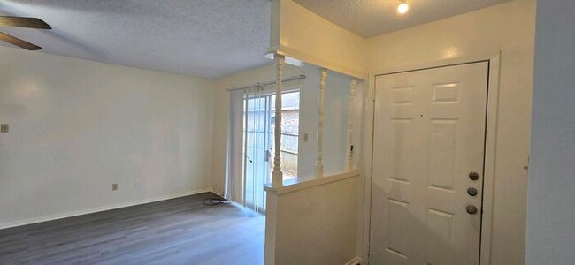 Building Photo - Available Now! 3/2 in Longview