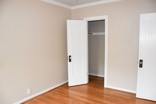 Building Photo - Palm (817-819)