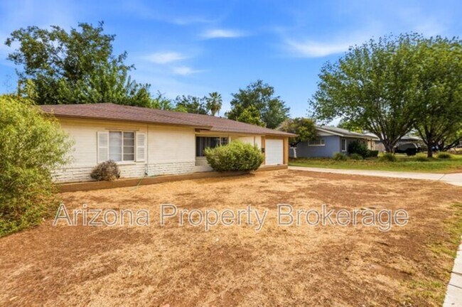 Building Photo - 4640 E Oak St