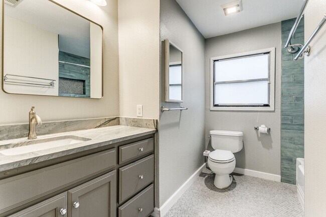 Building Photo - 3-BEDROOM COTTAGE IN ALAMO HEIGHTS