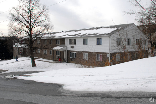 Primary Photo - 96 Kempton Ave