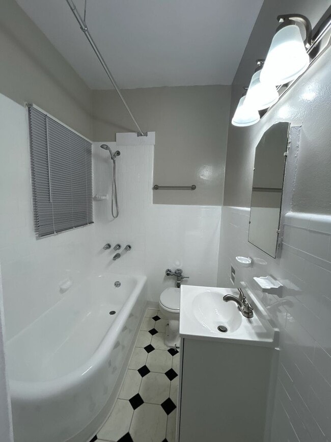 Building Photo - SPACIOUS 2 BEDROOM 1 BATH DOWNSTAIRS JUST BLOCKS FROM ALAMITOS AND JUNIPERO BEACH