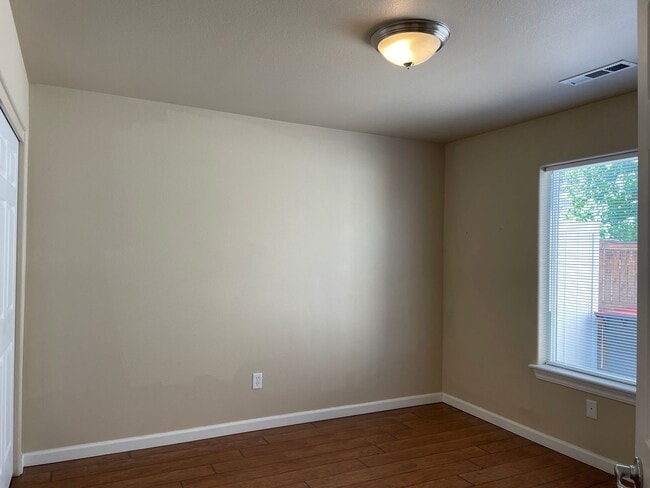 Building Photo - 55 Plus Community-1 Bedroom 1 Bath---Bonus Room/Office Space-Located in Friendly Central Point