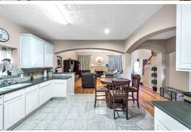 Building Photo - 8007 Blackcherry Ln