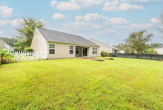 Building Photo - Serenity Meets Everyday Convenience!