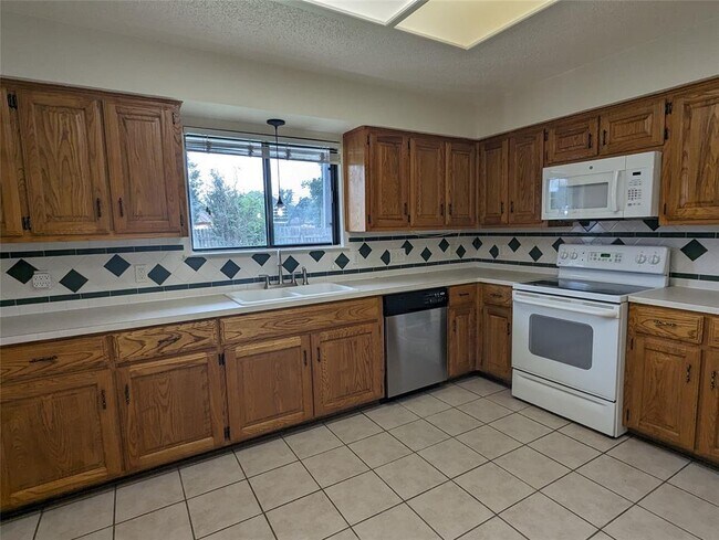 Building Photo - 904 Woodview Dr