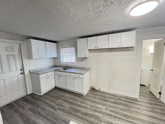 Building Photo - 913 Camp St