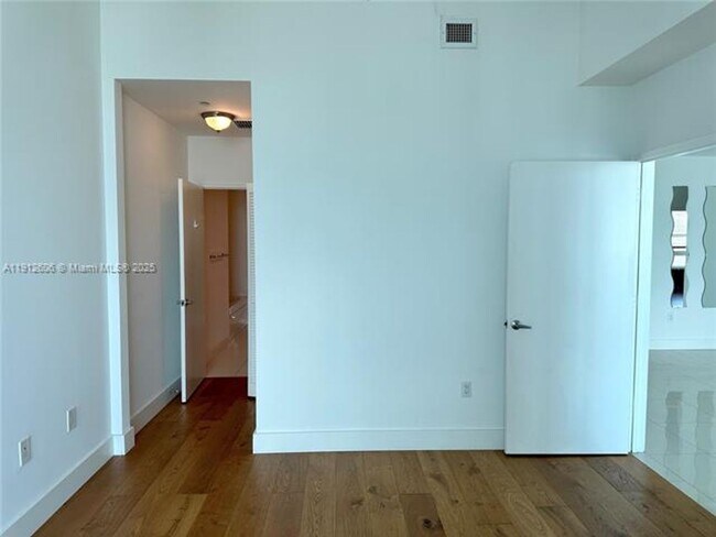 Building Photo - 950 Brickell Bay Dr