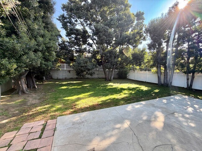 Building Photo - Charming El Segundo Bungalow w/ In-Unit Laundry & Huge Backyard!