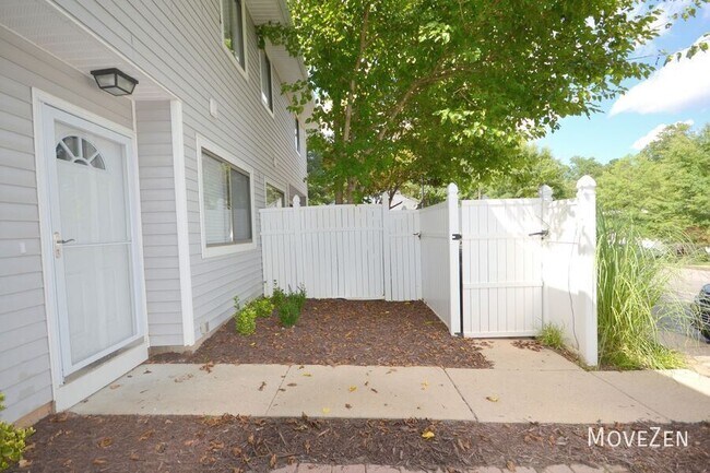 Building Photo - 7223 Sandy Creek Dr