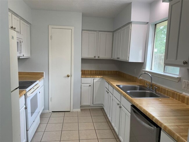 Building Photo - 6903 Harpers Dr