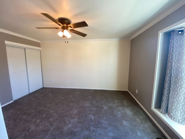Building Photo - Tri-Level 3 Bedroom 2 Bath Large Backyard ...