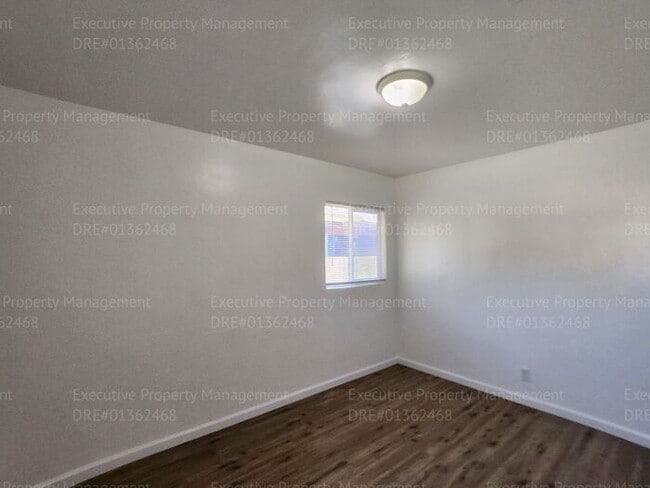 Building Photo - 4 bedroom/ 1 bathroom near schools, park, ...