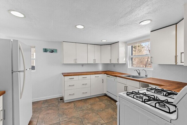 Building Photo - This Renovated Lakewood Ranch is perfect f...
