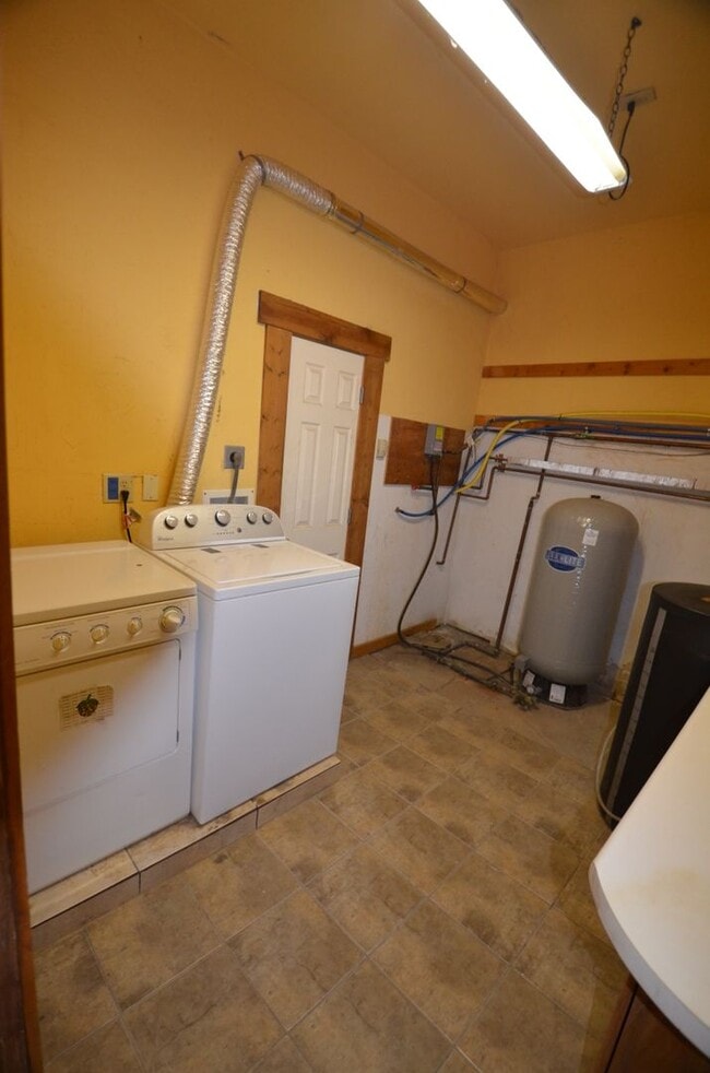 Building Photo - 471 High Point Dr