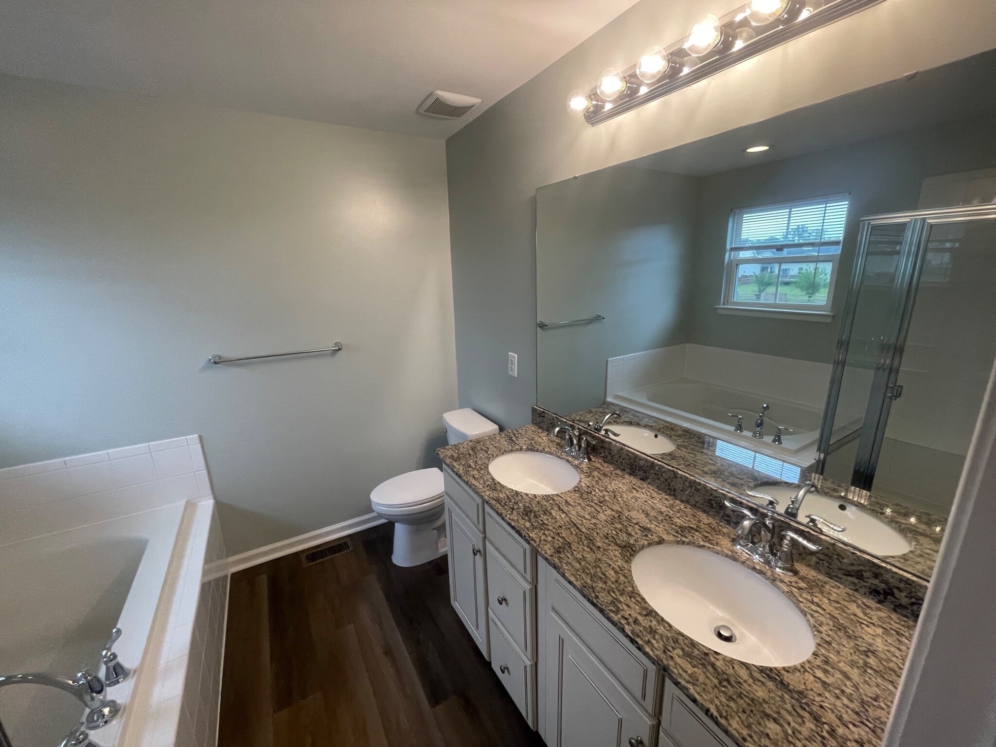 Building Photo - 2410 Walthall Ct