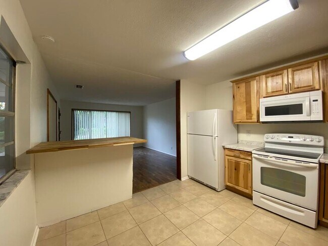 Building Photo - 2/1 plus bonus room in Holly Hill