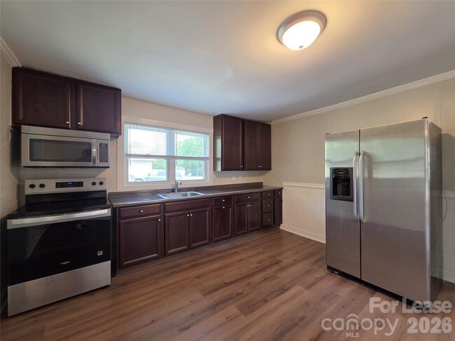 Building Photo - 337 Fox St SW