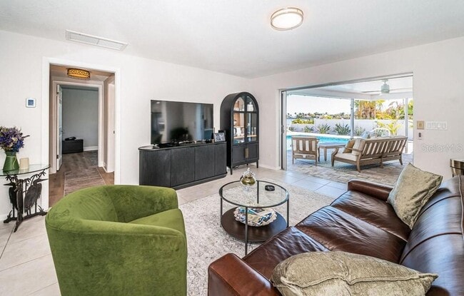 Building Photo - 2180 Dolphin Blvd S