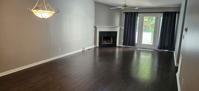 Building Photo - Darling 2br 2ba One Level Living Townhome ...