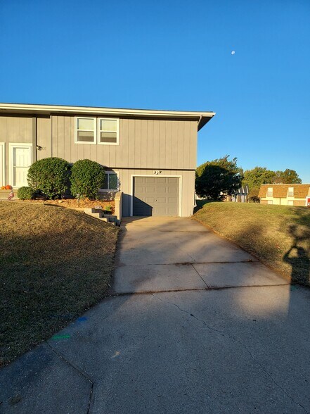 Private driveway for additional parking - 801 Dondee Dr