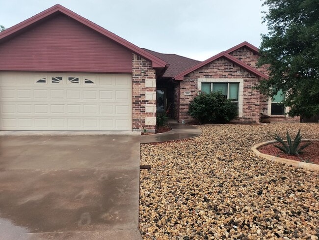 Primary Photo - Elegant 3 bedroom, 2 bath home 4 minutes f...
