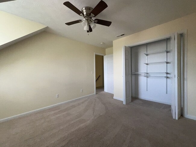 Building Photo - Charming Townhome