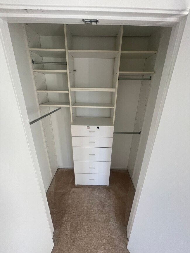 Building Photo - Newly Renovated 3 Level Townhome!